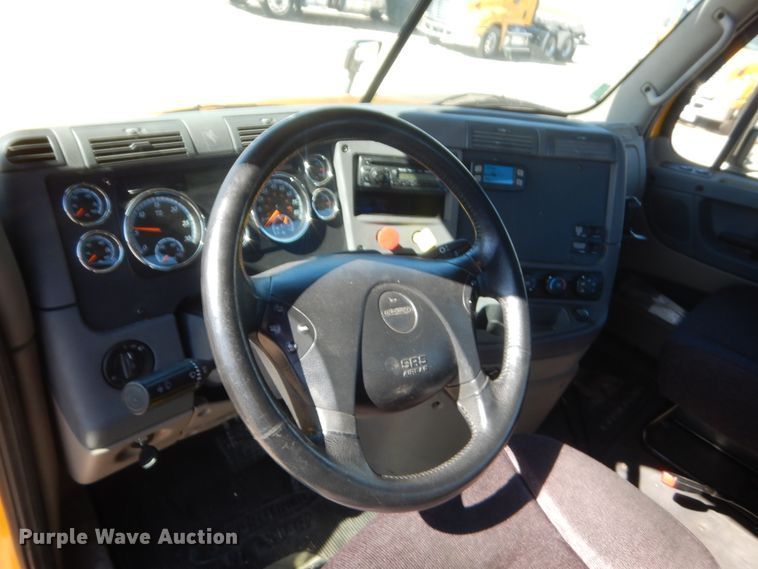 image for item ET9188 2017 Freightliner Cascadia 125  semi truck