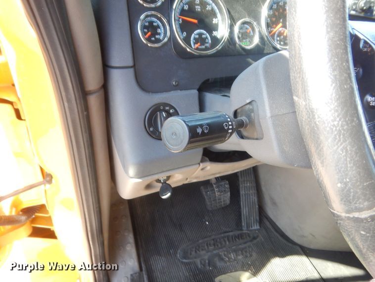 image for item ET9188 2017 Freightliner Cascadia 125  semi truck