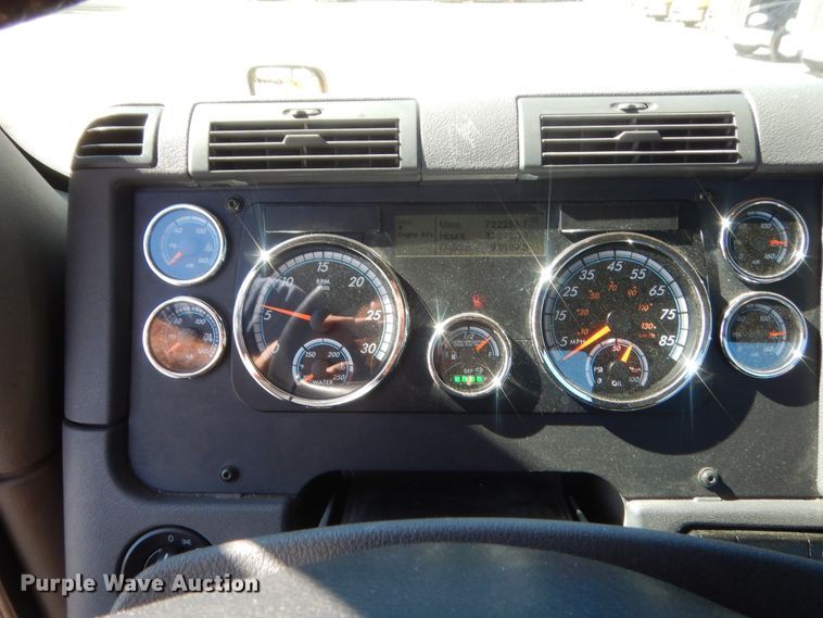 image for item ET9188 2017 Freightliner Cascadia 125  semi truck