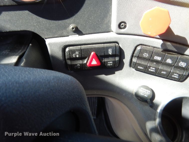 image for item ET9188 2017 Freightliner Cascadia 125  semi truck