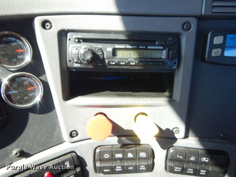 image for item ET9188 2017 Freightliner Cascadia 125  semi truck