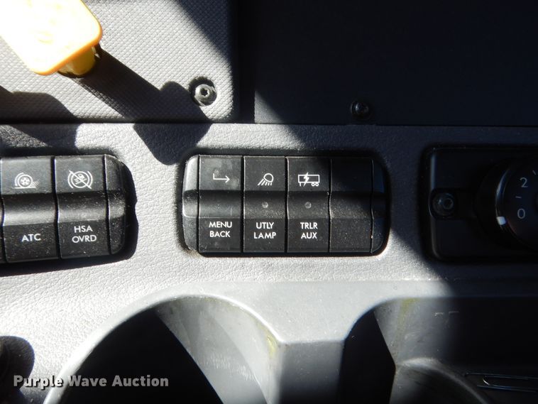 image for item ET9188 2017 Freightliner Cascadia 125  semi truck