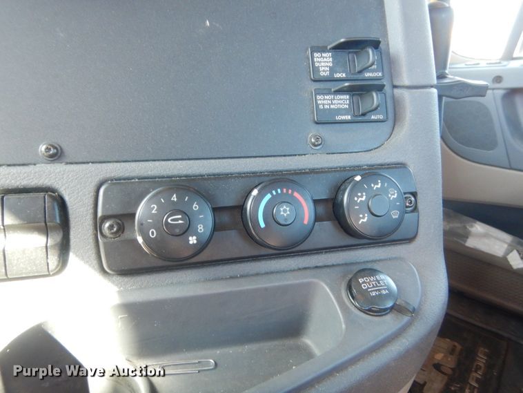 image for item ET9188 2017 Freightliner Cascadia 125  semi truck