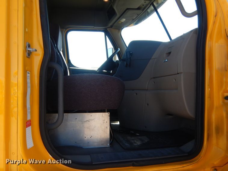 image for item ET9188 2017 Freightliner Cascadia 125  semi truck