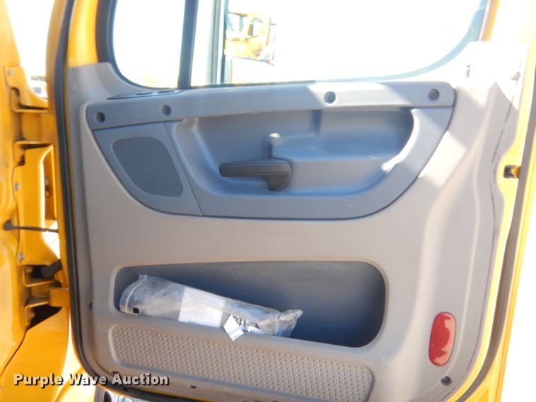 image for item ET9188 2017 Freightliner Cascadia 125  semi truck