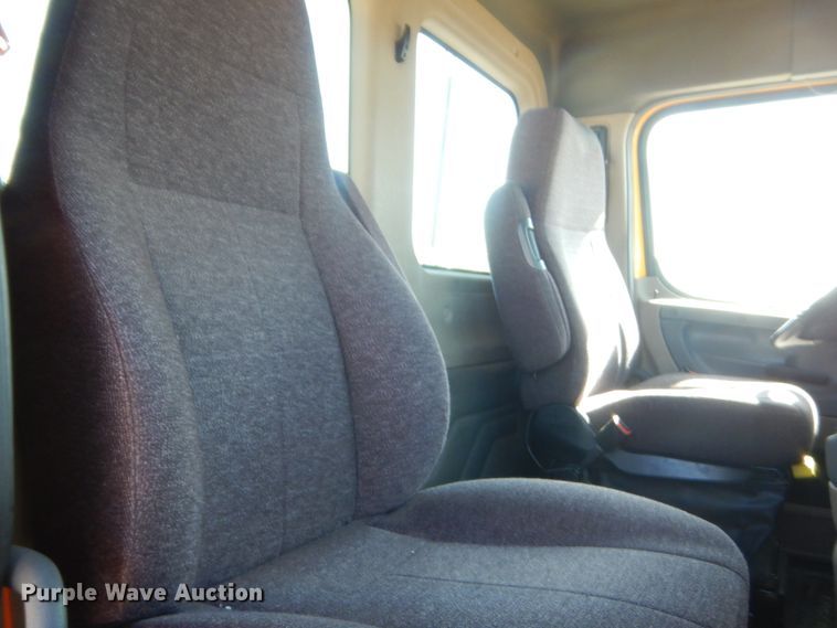 image for item ET9188 2017 Freightliner Cascadia 125  semi truck