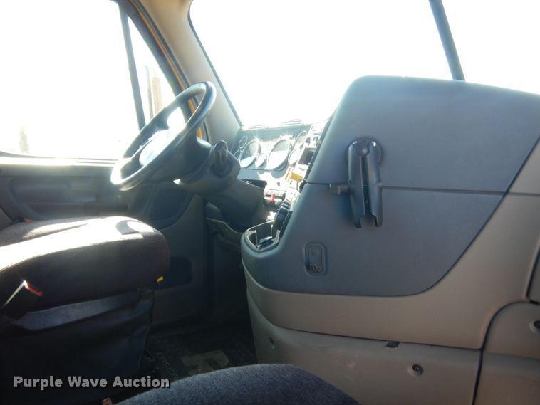 image for item ET9188 2017 Freightliner Cascadia 125  semi truck