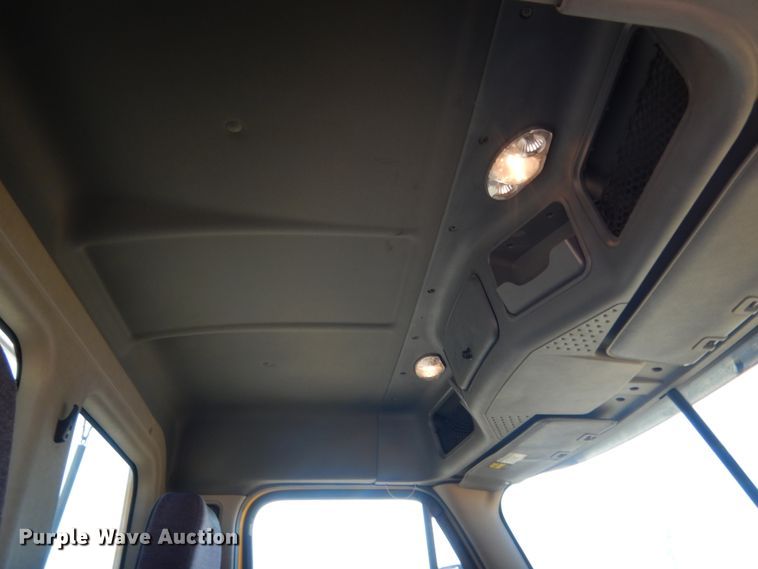 image for item ET9188 2017 Freightliner Cascadia 125  semi truck