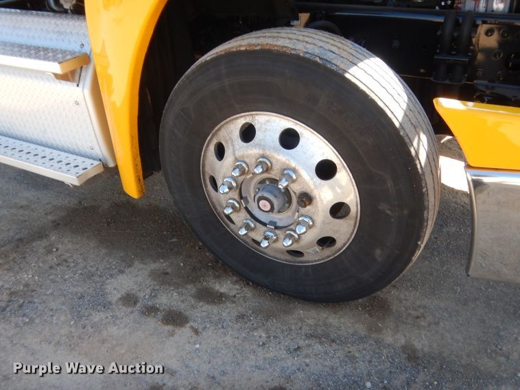 image for item ET9188 2017 Freightliner Cascadia 125  semi truck