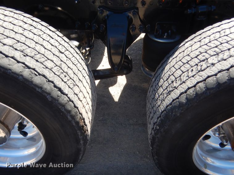 image for item ET9188 2017 Freightliner Cascadia 125  semi truck