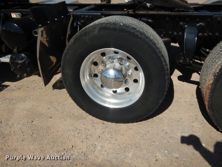 image for item ET9188 2017 Freightliner Cascadia 125  semi truck