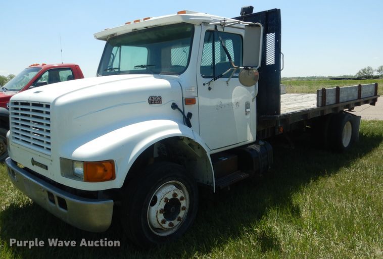 image for item FI9055 2001 International 4700  flatbed truck