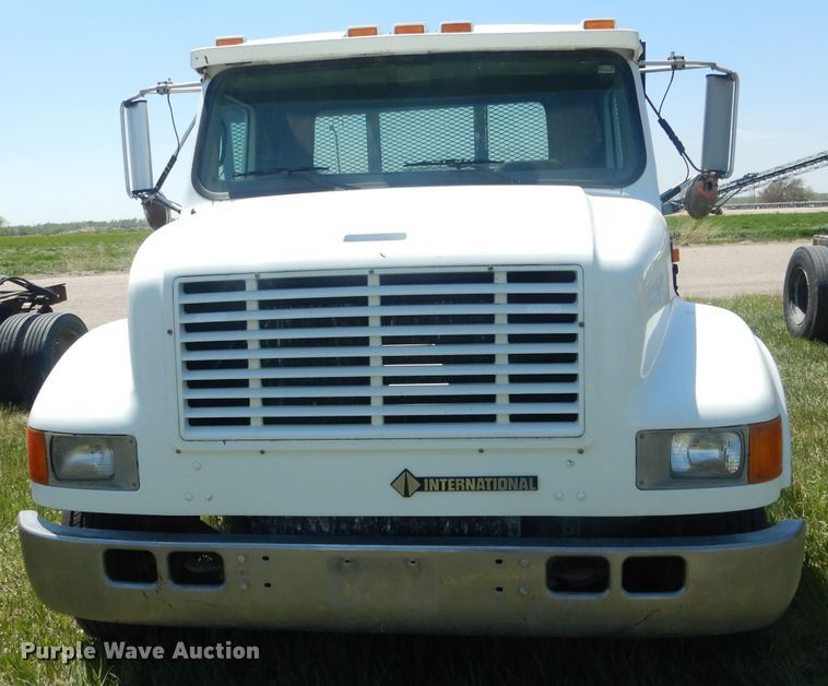 image for item FI9055 2001 International 4700  flatbed truck