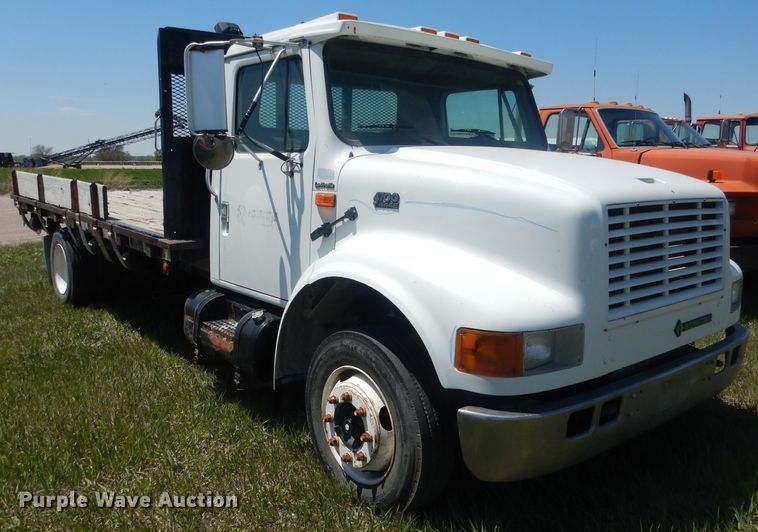 image for item FI9055 2001 International 4700  flatbed truck