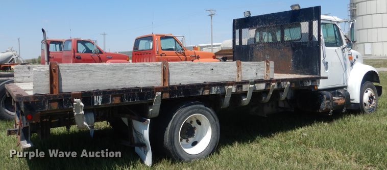 image for item FI9055 2001 International 4700  flatbed truck