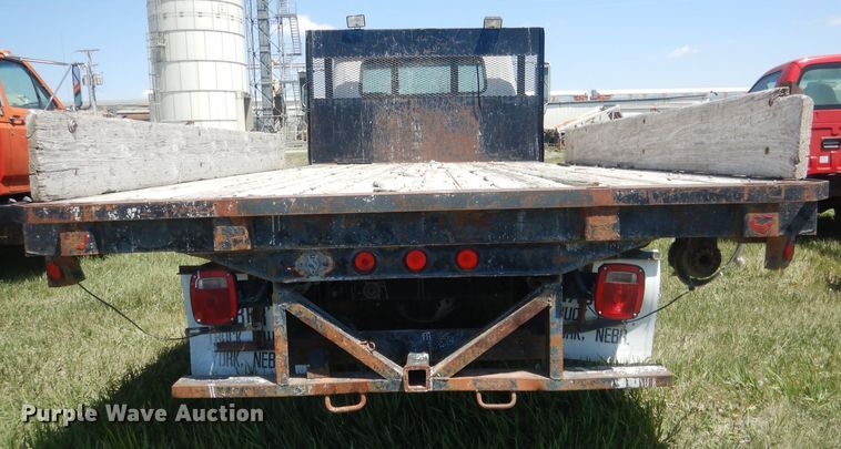 image for item FI9055 2001 International 4700  flatbed truck