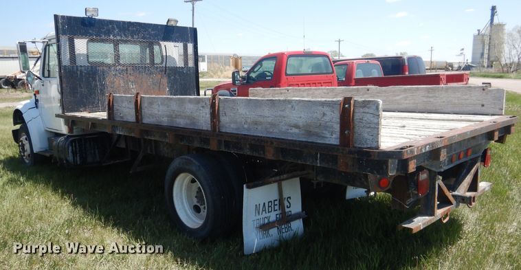 image for item FI9055 2001 International 4700  flatbed truck