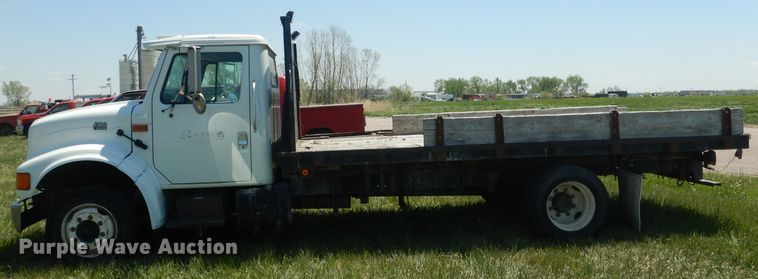 image for item FI9055 2001 International 4700  flatbed truck