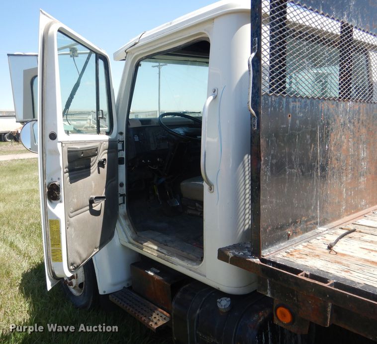 image for item FI9055 2001 International 4700  flatbed truck