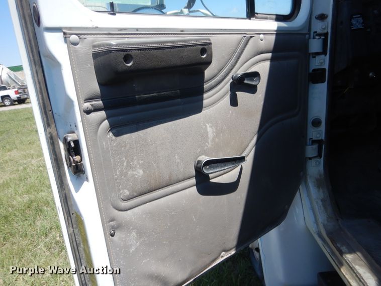 image for item FI9055 2001 International 4700  flatbed truck