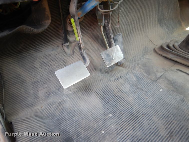 image for item FI9055 2001 International 4700  flatbed truck