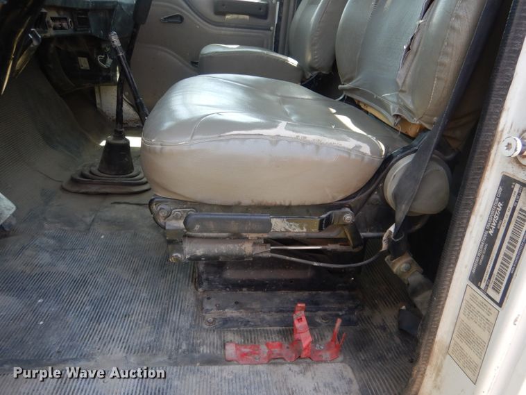 image for item FI9055 2001 International 4700  flatbed truck