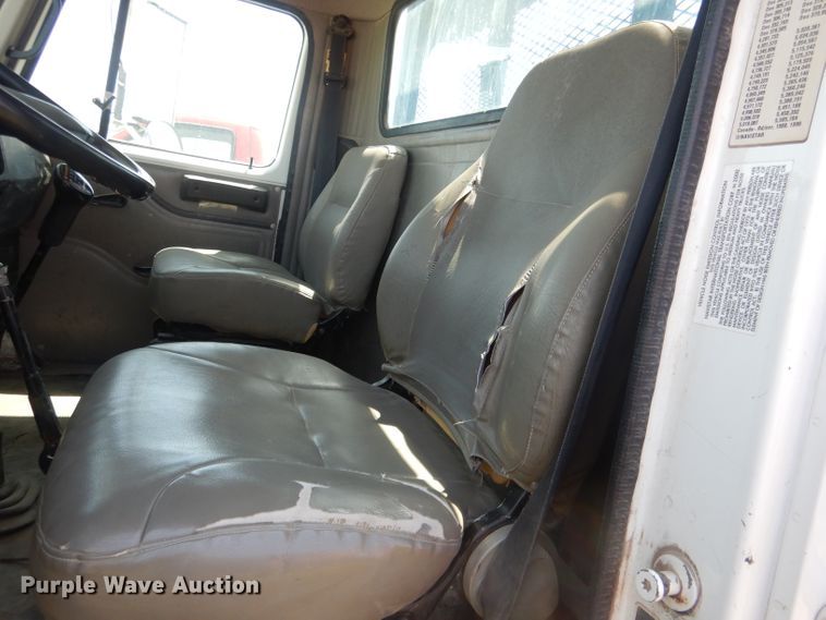 image for item FI9055 2001 International 4700  flatbed truck