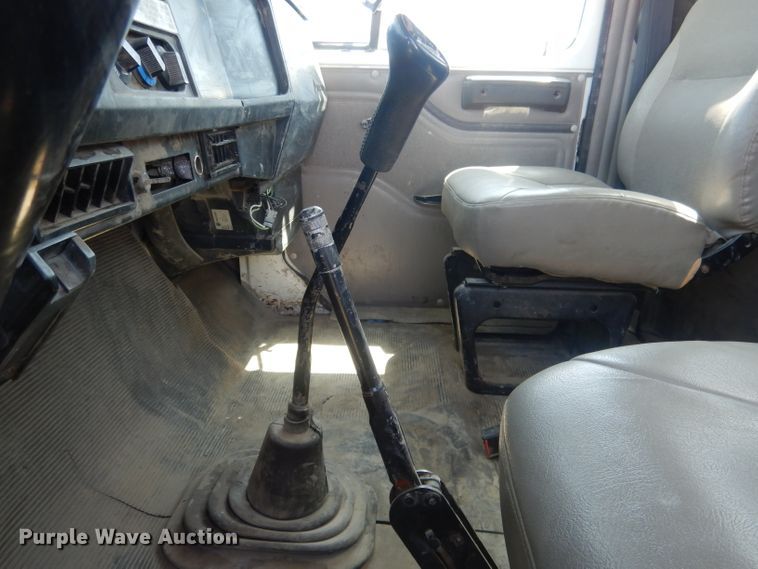 image for item FI9055 2001 International 4700  flatbed truck