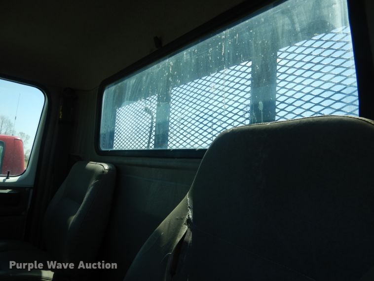 image for item FI9055 2001 International 4700  flatbed truck