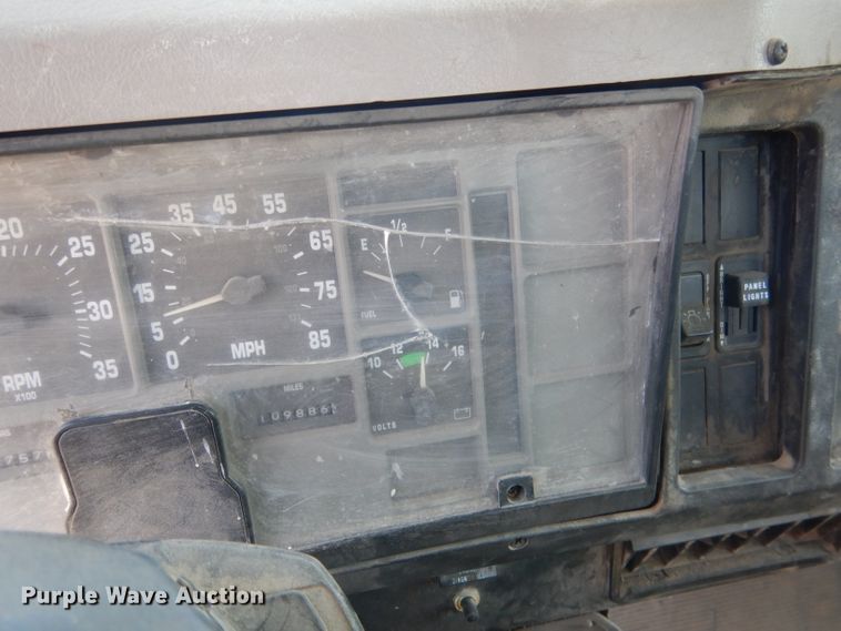 image for item FI9055 2001 International 4700  flatbed truck