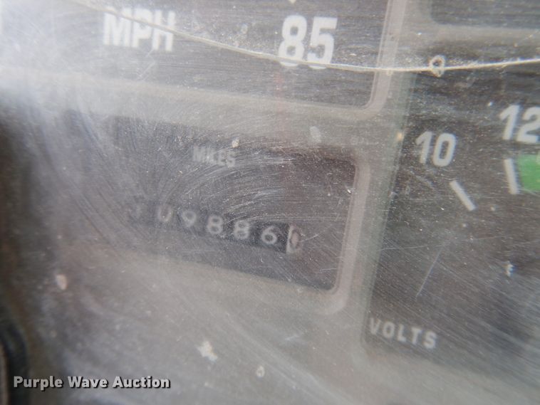 image for item FI9055 2001 International 4700  flatbed truck