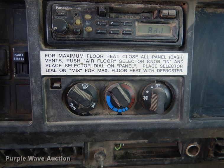 image for item FI9055 2001 International 4700  flatbed truck