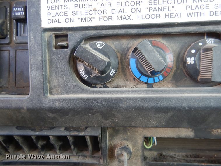 image for item FI9055 2001 International 4700  flatbed truck