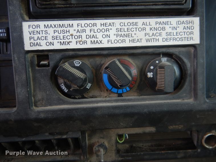 image for item FI9055 2001 International 4700  flatbed truck