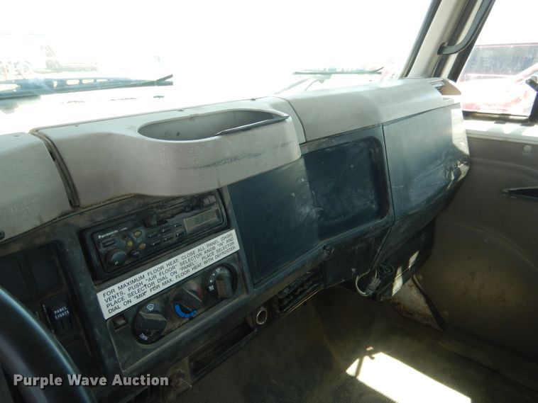 image for item FI9055 2001 International 4700  flatbed truck