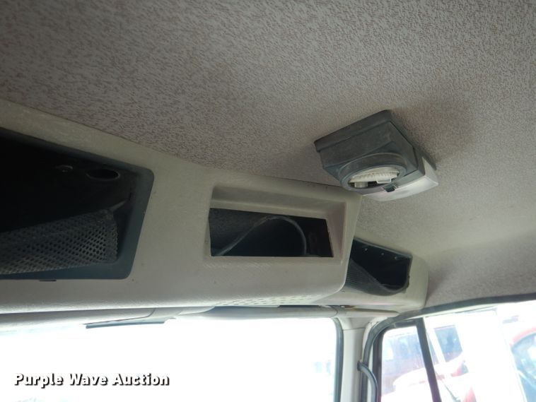 image for item FI9055 2001 International 4700  flatbed truck