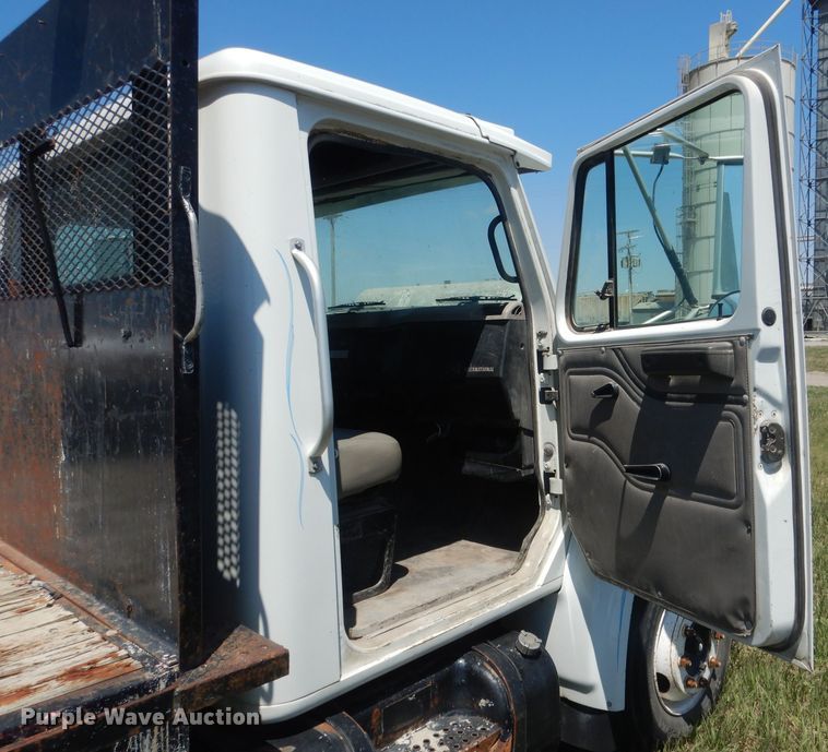 image for item FI9055 2001 International 4700  flatbed truck