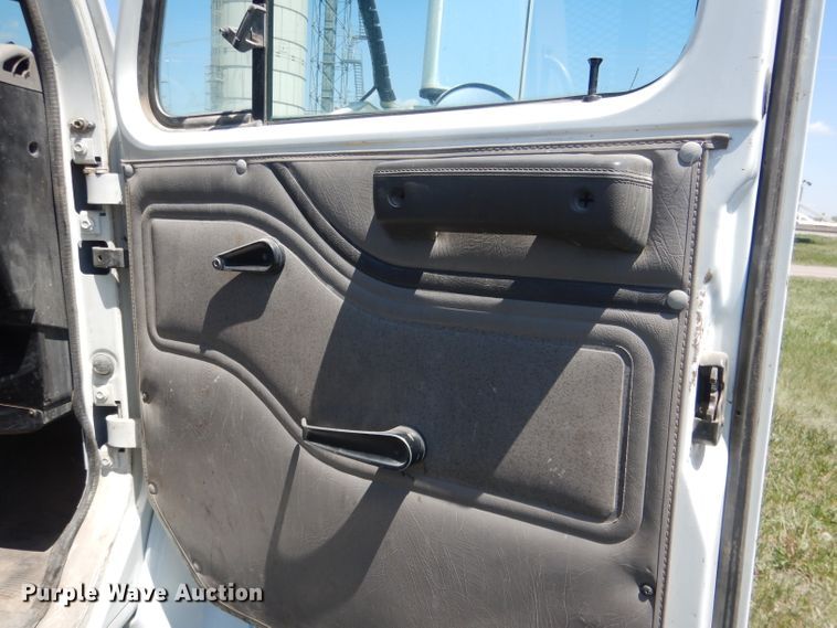 image for item FI9055 2001 International 4700  flatbed truck