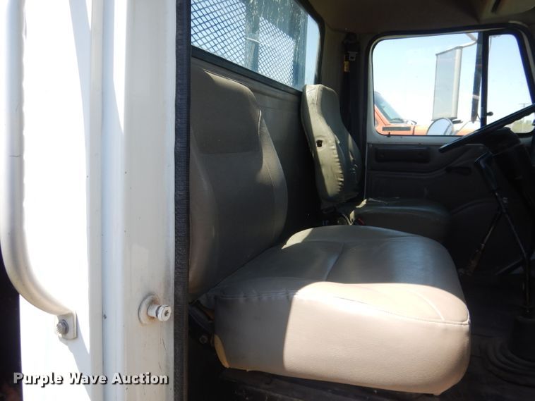 image for item FI9055 2001 International 4700  flatbed truck