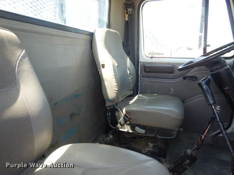 image for item FI9055 2001 International 4700  flatbed truck