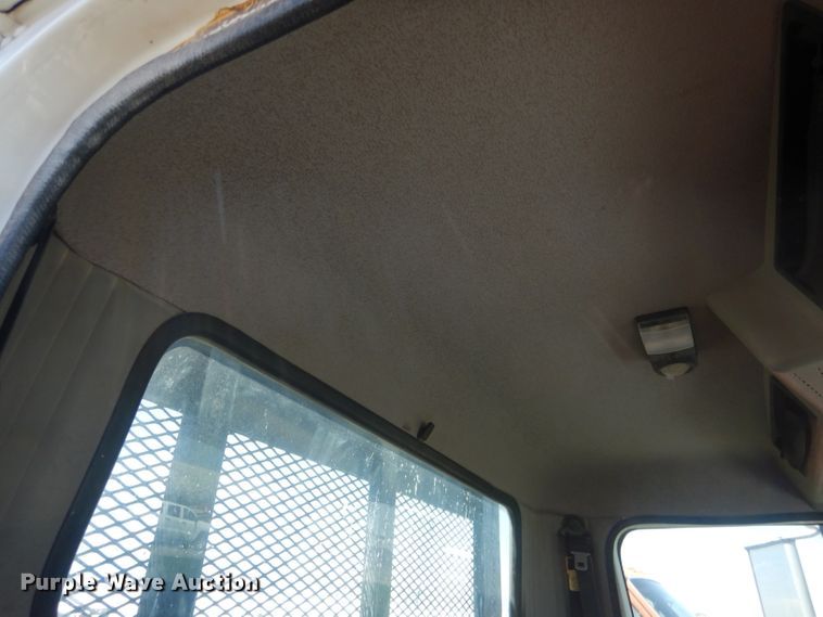 image for item FI9055 2001 International 4700  flatbed truck