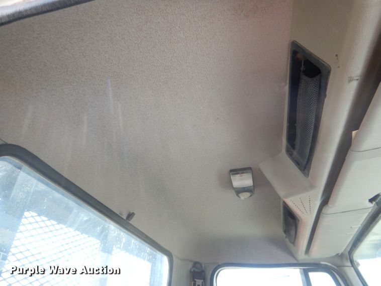 image for item FI9055 2001 International 4700  flatbed truck