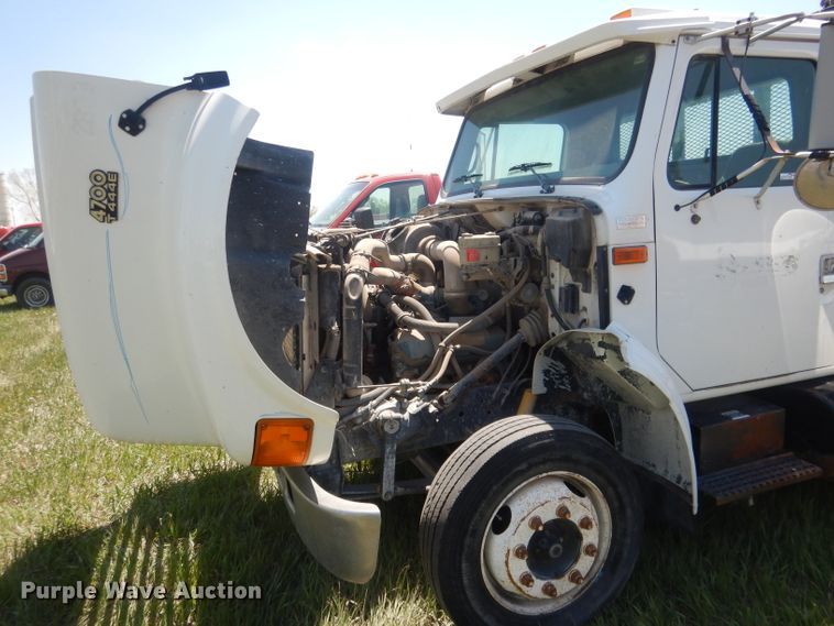 image for item FI9055 2001 International 4700  flatbed truck