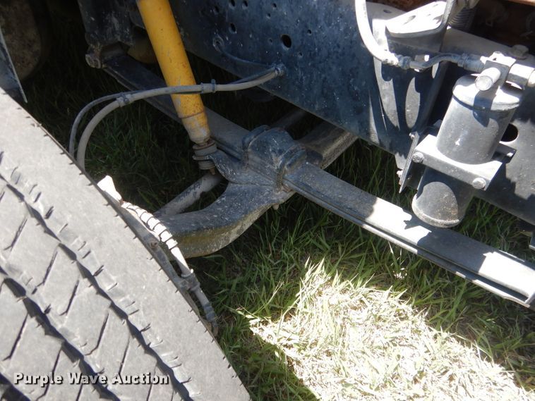 image for item FI9055 2001 International 4700  flatbed truck