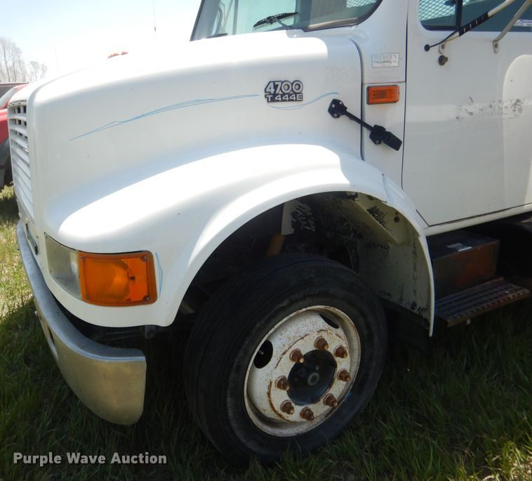 image for item FI9055 2001 International 4700  flatbed truck