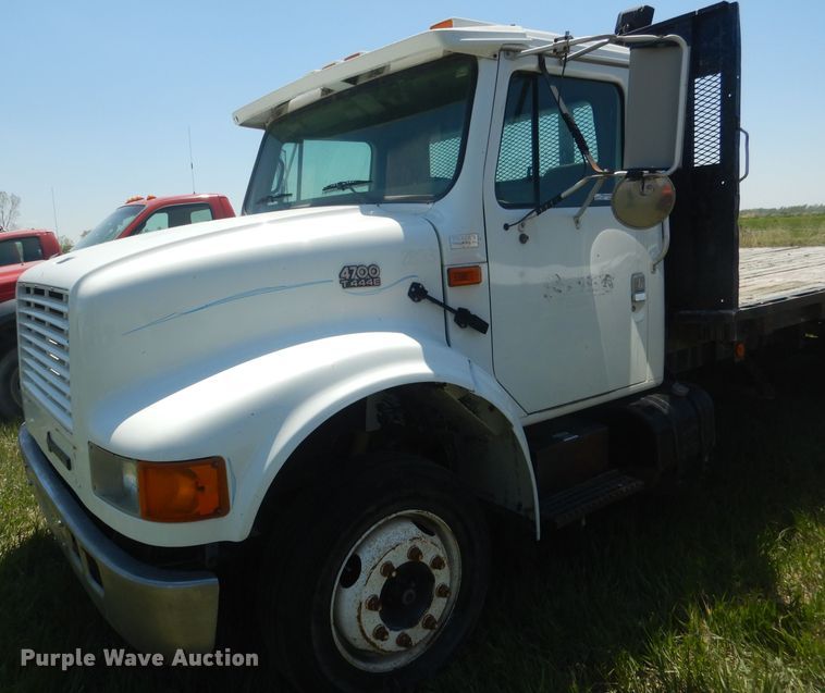 image for item FI9055 2001 International 4700  flatbed truck