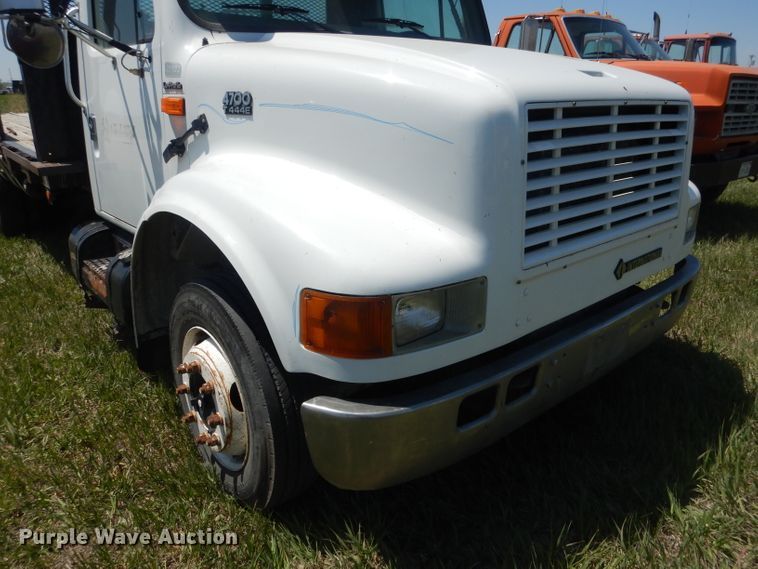 image for item FI9055 2001 International 4700  flatbed truck