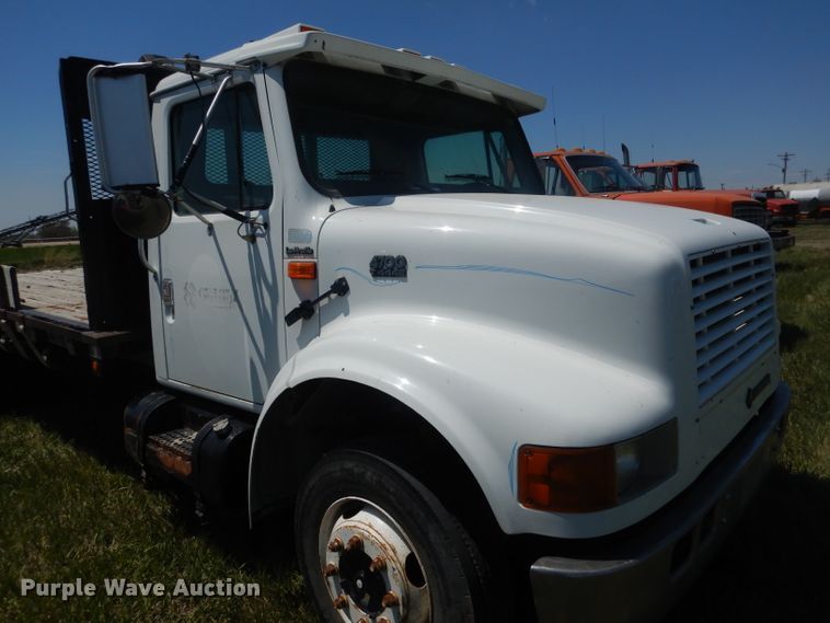 image for item FI9055 2001 International 4700  flatbed truck
