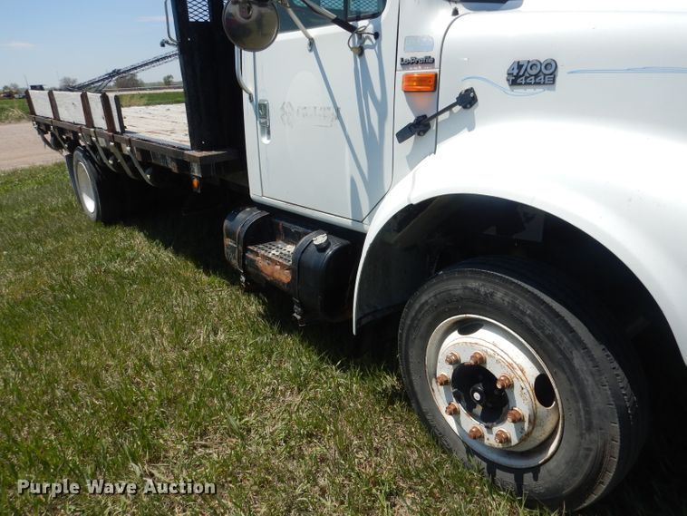 image for item FI9055 2001 International 4700  flatbed truck