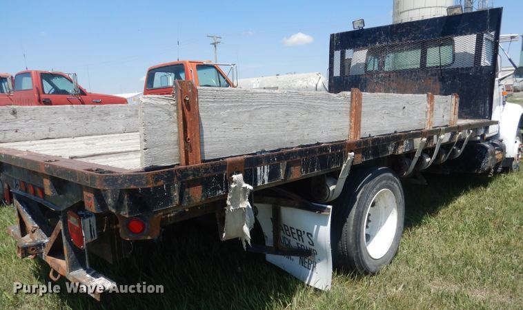 image for item FI9055 2001 International 4700  flatbed truck